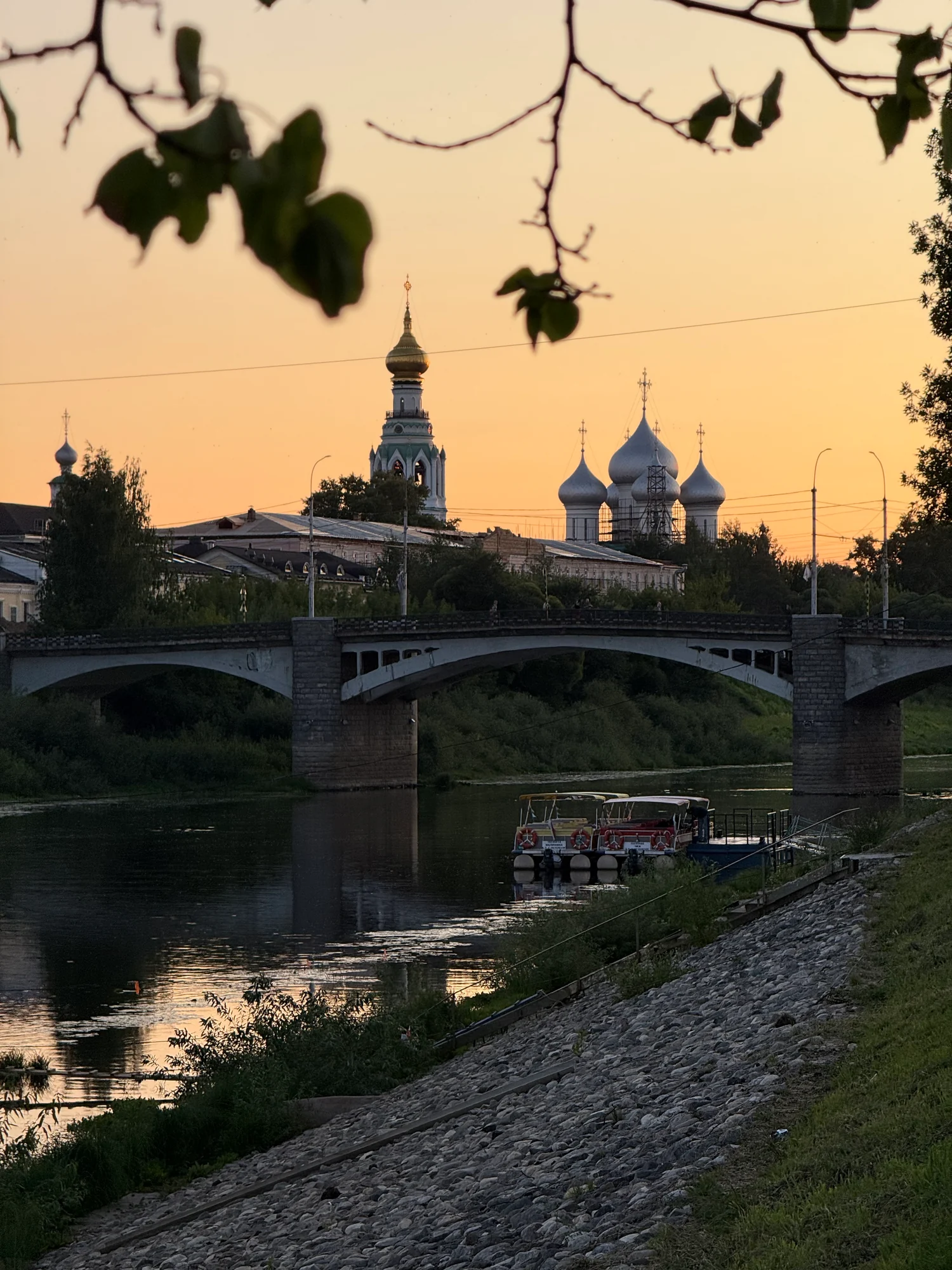 Вечерний вид на реку, мост и храмы исторического центра Вологды